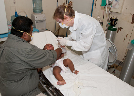 Bébé est examiné par le médecin