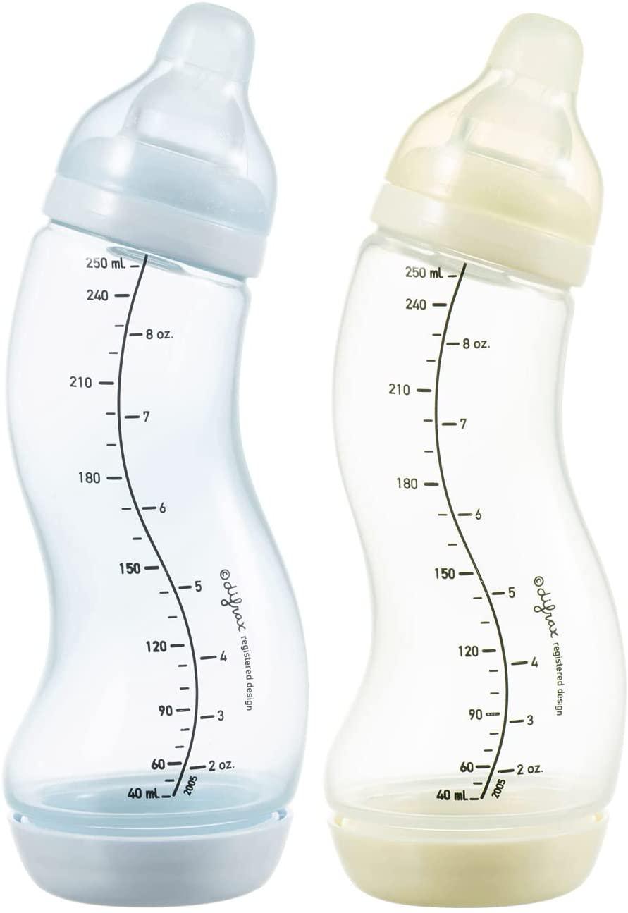 Deux biberons anti-colique vides avec des marques de mesure, côte à côte : Deux Biberon Rose Wide 200 ML - Difrax vides avec des marques de mesure, côte à côte.