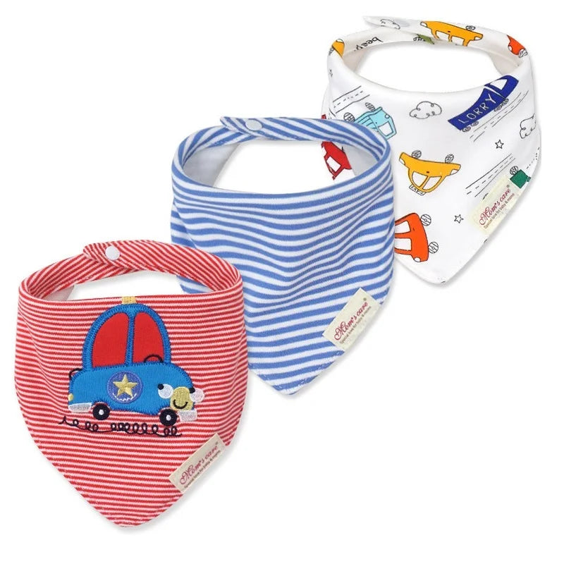 Trois Lot de 3 pièces Bavoirs Bébé sont exposés. Le premier est rayé de rouge et de blanc avec un motif de voiture bleue. Le second est rayé bleu et blanc. Le troisième est blanc avec des illustrations colorées d'avions et le texte « Love Fly ». Chaque bavoir BABY-PREMA en coton de haute qualité est doté d'une fermeture à pression et d'une étiquette de marque.