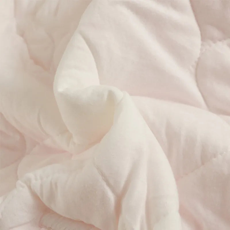 Tissu rose doux aux plis doux conférant une sensation de calme et de confort, parfait dans le cadre de la BABY-PREMA Couverture Doux Bébé 0-9 mois | Protège en Toutes Saisons nécessaires pour bébé.