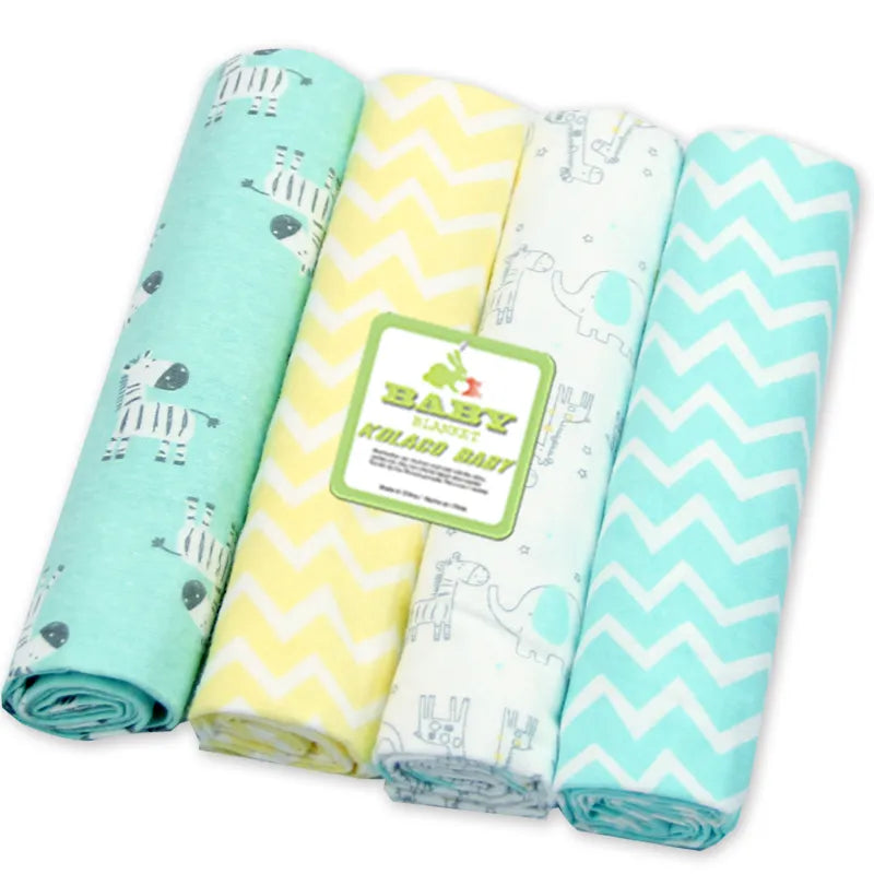 Un ensemble de quatre couvertures d'emmaillotage BABY PREMA douces et enroulées pour bébés avec d'adorables imprimés comprenant des fusées, des animaux, des étoiles et des motifs à chevrons dans des tons doux d'aqua et de jaune.