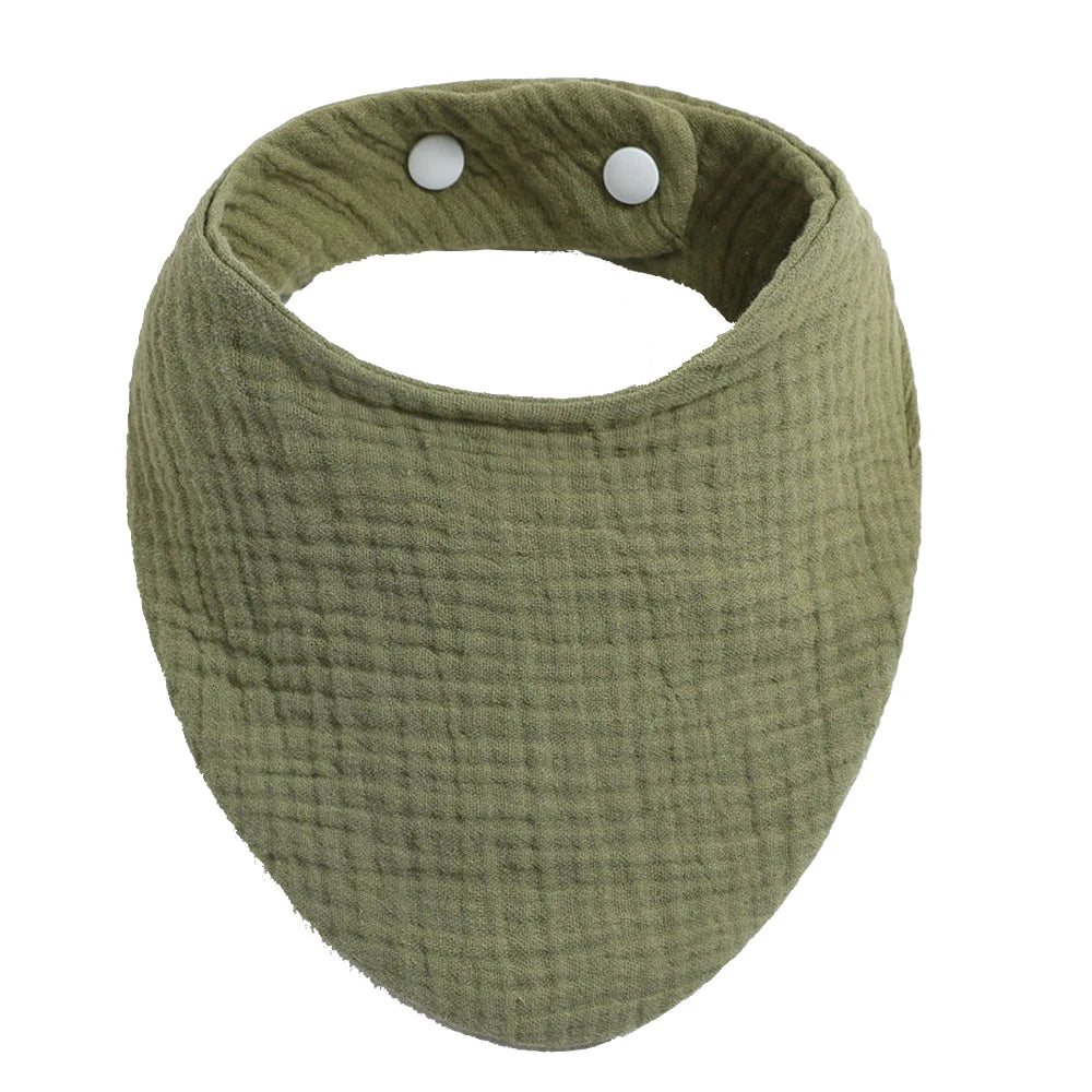 Une bandana vert avec des boutons blancs, Bavoir 100% Coton pour Bébés | Douceur et Praticité au Quotidien de la marque BABY PREMA.