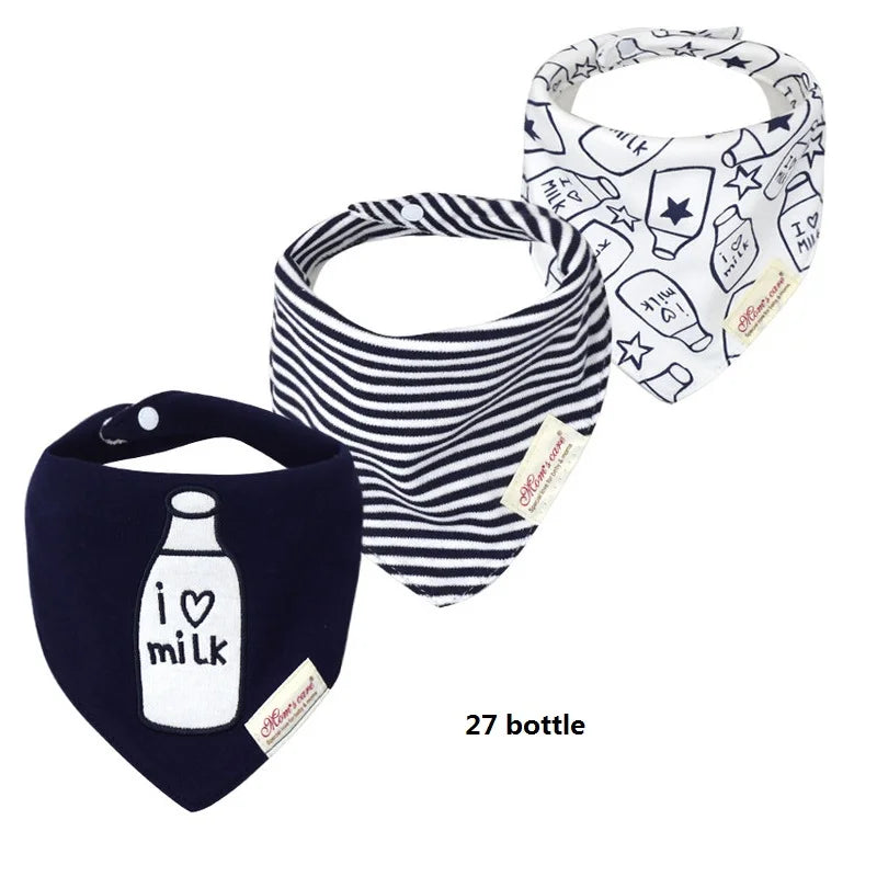 Trois bavoirs bandana bébé en coton de haute qualité. Le premier est bleu marine avec un graphisme de bouteille de lait et le texte « i♥milk ». Le second est rayé noir et blanc. Le troisième est blanc avec une bouteille de lait, une étoile et des gribouillages de texte en noir. Une étiquette indique « BABY-PREMA ». Le texte "27 bouteilles" se trouve en dessous de ces Lot de 3 pièces Bavoirs Bébé.