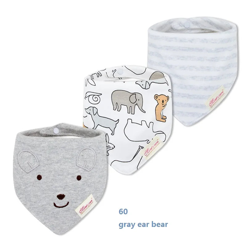 Un lot de trois bavoirs bébé en coton de haute qualité. Le premier bavoir est gris clair avec un visage et des oreilles d'ours. La seconde présente diverses illustrations d’animaux, notamment des éléphants et des ours. Le troisième présente un motif à rayures horizontales gris clair et blanc. **Lot de 3 pièces Bavoirs Bébé** texte ci-dessous.