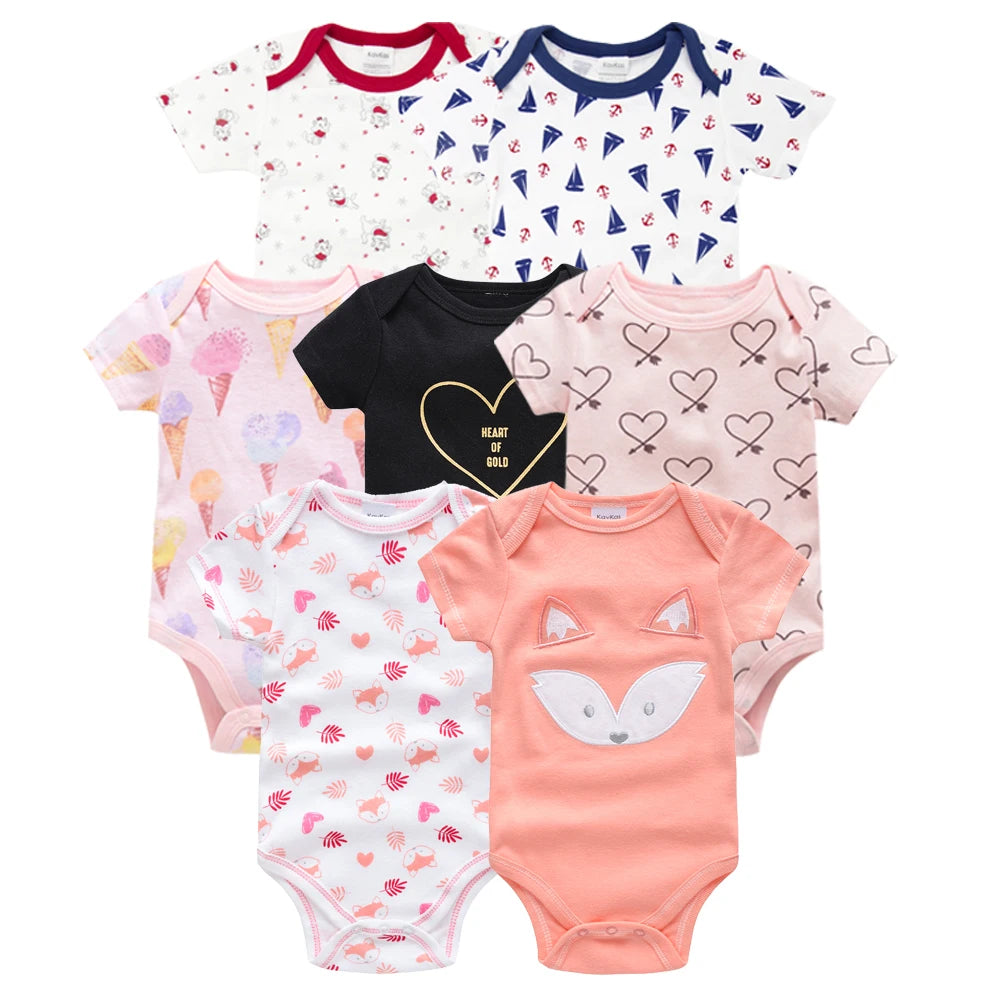 Sept combinaisons pour bébé disposées en rangée, présentant divers motifs, notamment un visage de renard, des cœurs, des cornets de glace, des triangles et un slogan « Heart of Gold » sur fond noir. Ce Lot de 7 Bodies Bébé Imprimés Unis de BABY-PREMA sont fabriqués en coton doux, garantissant à votre tout-petit le plus grand confort dans des vêtements pratiques.