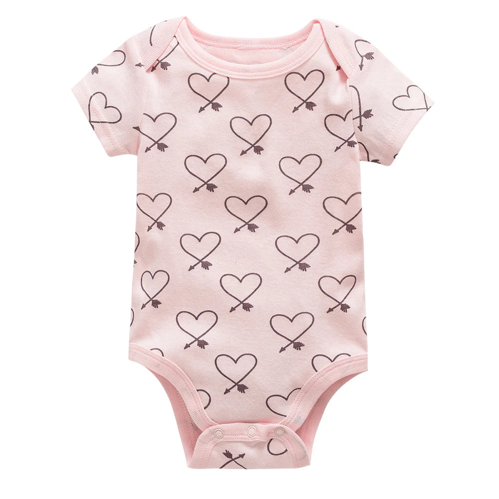 Combinaison bébé rose à manches courtes et motif de cœurs noirs traversés par des flèches, fabriquée en coton doux et dotée de boutons à pression pratiques pour un changement facile. Il s'agit du Lot de 7 Bodies Bébé Imprimés Unis par BABY-PREMA.
