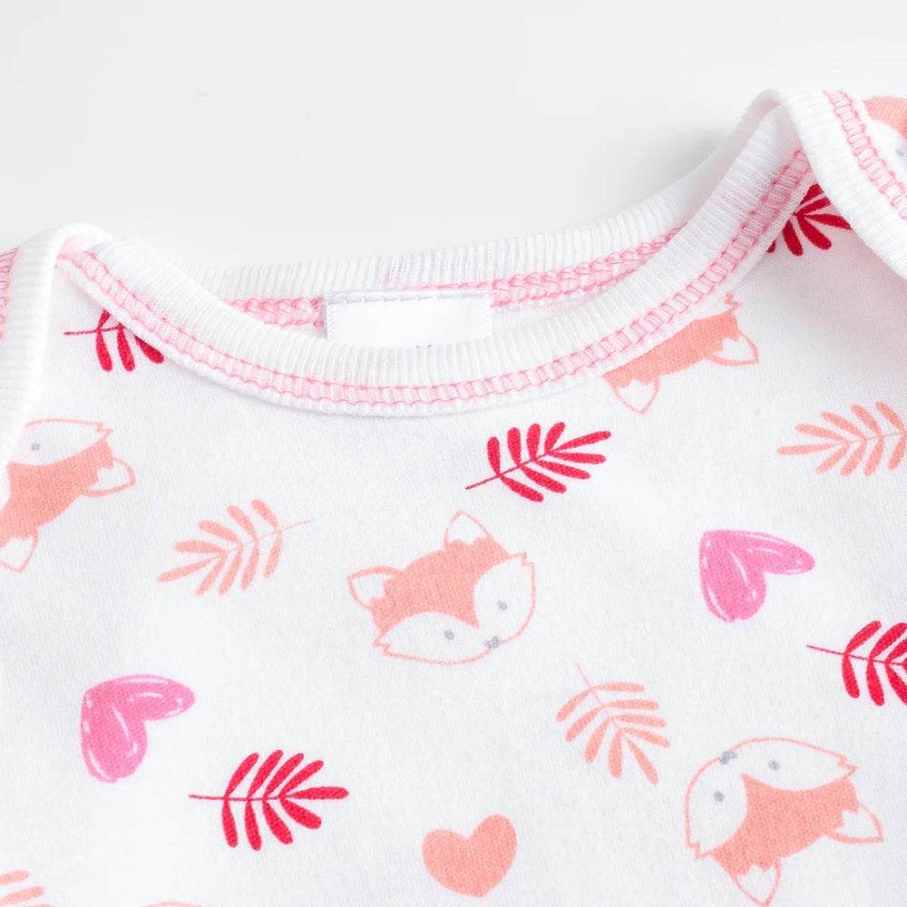 Gros plan d'un Lot de 7 Bodies Bébé Imprimés Unis de BABY-PREMA blanc aux surpiqûres roses, orné de têtes de renard, de feuilles rouges et de coeurs roses. Il comporte des boutons à pression pratiques pour un changement facile et est fabriqué à partir de coton doux et respirant.