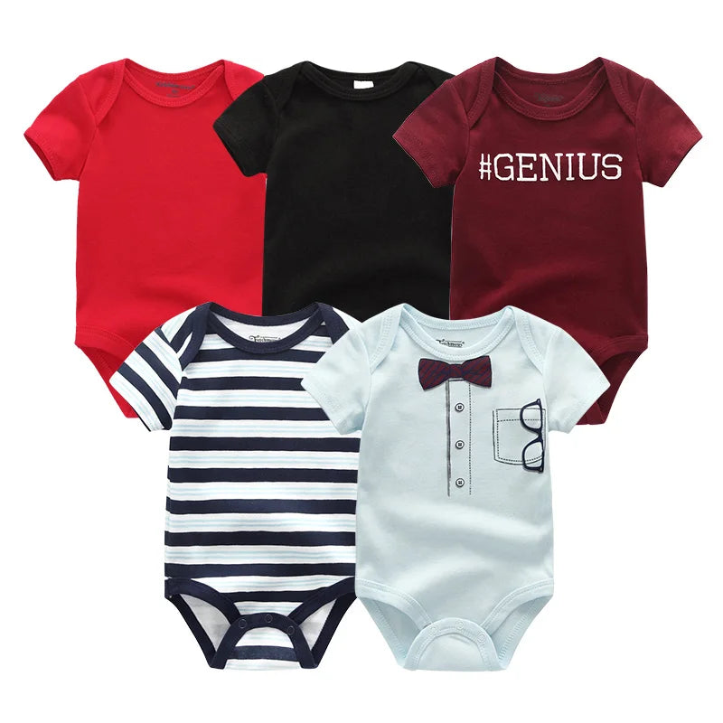 Cinq grenouillères pour bébé sont présentées : un rouge uni, un noir uni, un marron avec le texte "#Genius", un rayé bleu marine et blanc et un bleu clair avec un imprimé lunettes et nœud papillon. Ces Lot 5 Bodys Coton | Les Imprimés Manches Courtes de BABY PREMA comportent des manches courtes et des boutons-pression pratiques pour un habillage facile.