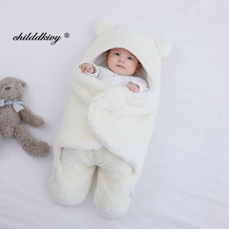 Un bébé douillet enveloppé dans une Couverture Douce Bébé 0-9 mois moelleuse de BABY-PREMA avec d'adorables accessoires bébé, dont un adorable ours en peluche à leurs côtés.