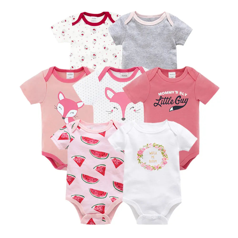 Six combinaisons pour bébé de différentes couleurs et motifs, dont du rose, du gris, du blanc et des motifs avec des visages de renard, des pastèques et des textes comme « Mommy's Lil' Guy » et « Watch Me Bloom ». Fabriqué à partir de coton doux avec des boutons pression pratiques pour un change facile, parfait pour votre collection BABY-PREMA Lot de 7 Bodies Bébé Imprimés Unis.