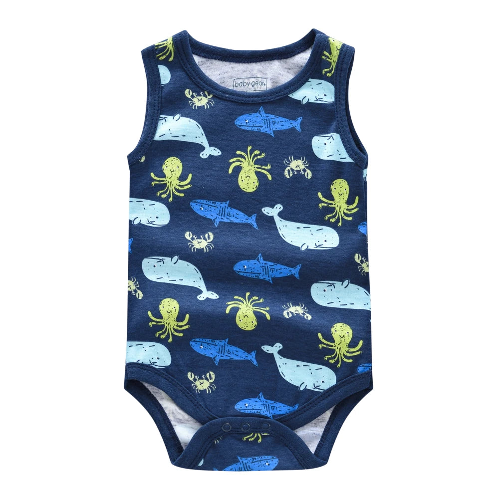 Un Lot de 3 Bodies bébé de BABY PREMA au thème nautique avec un fond bleu marine et des illustrations colorées de baleines, requins, poulpes et crabes dans des tons de bleu, vert et blanc. L'encolure et les ouvertures des jambes sont bordées d'un tissu bleu marine assorti pour un ravissant ensemble bébé.