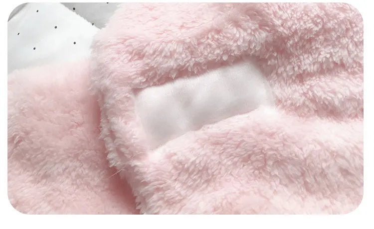 Couverture Doux Bébé 0-9 mois rose tendre et moelleuse doucement pliée sur un oreiller à pois, respirant chaleur et confort, un accessoire bébé idéal de BABY-PREMA.