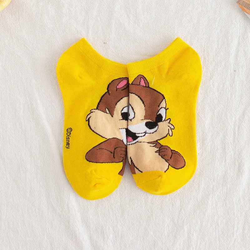 Une paire de Paire Chaussettes Coton Coréennes jaune vif de BABY PREMA avec un motif tamia de dessin animé. Chaque chaussette présente la moitié du visage et du haut du corps du tamia, formant une image complète lorsqu'elle est placée côte à côte. Fabriqué en coton léger et confortable, le tamia a une fourrure brune, de grands yeux et une expression joyeuse.