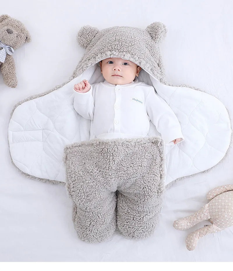 Un bébé douillet vêtu d'une jolie tenue sur le thème de l'ours repose sur une surface blanche et douce, entouré de jouets en peluche BABY-PREMA et d'accessoires essentiels pour bébé, dégageant une aura de chaleur et d'innocence.