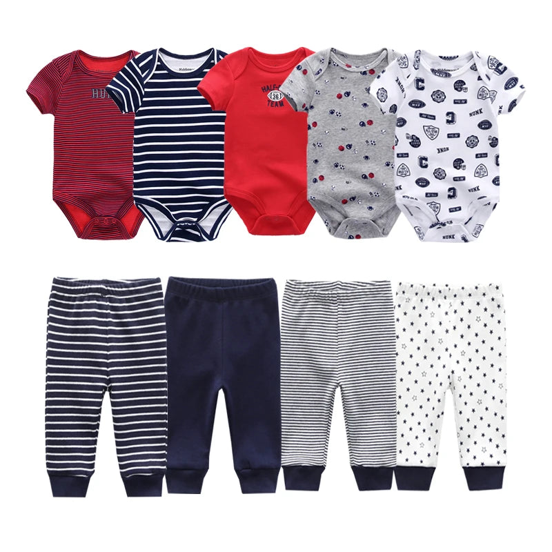 Ensemble de huit vêtements pour bébé comprenant quatre bodys à manches courtes en coton et quatre pantalons. Les combinaisons présentent des motifs en rouge, bleu, gris et blanc. Les pantalons sont disponibles dans des modèles rayés et unis pour des ensembles polyvalents nouveau-nés. Présentation du **Pack Pantalons & Bodies Bébé** de **BABY PREMA**.