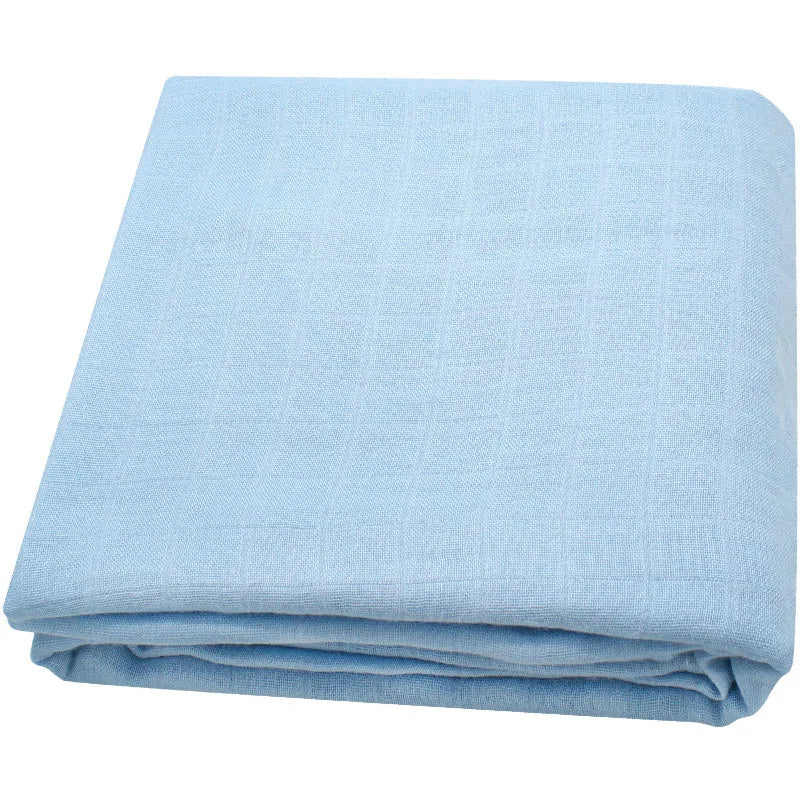 Une Lange Couverture bébé bleu clair soigneusement pliée | Emmaillotage Mousseline Bambou au motif subtilement texturé par BABY PREMA.