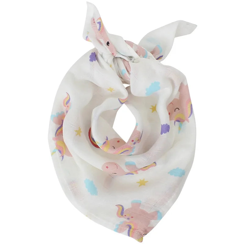 Un Lange Mousseline Coton Bio fantaisiste et léger orné d'imprimés colorés d'éléphants, de nuages et d'étoiles sur un fond blanc doux pour un enfant par BABY PREMA.