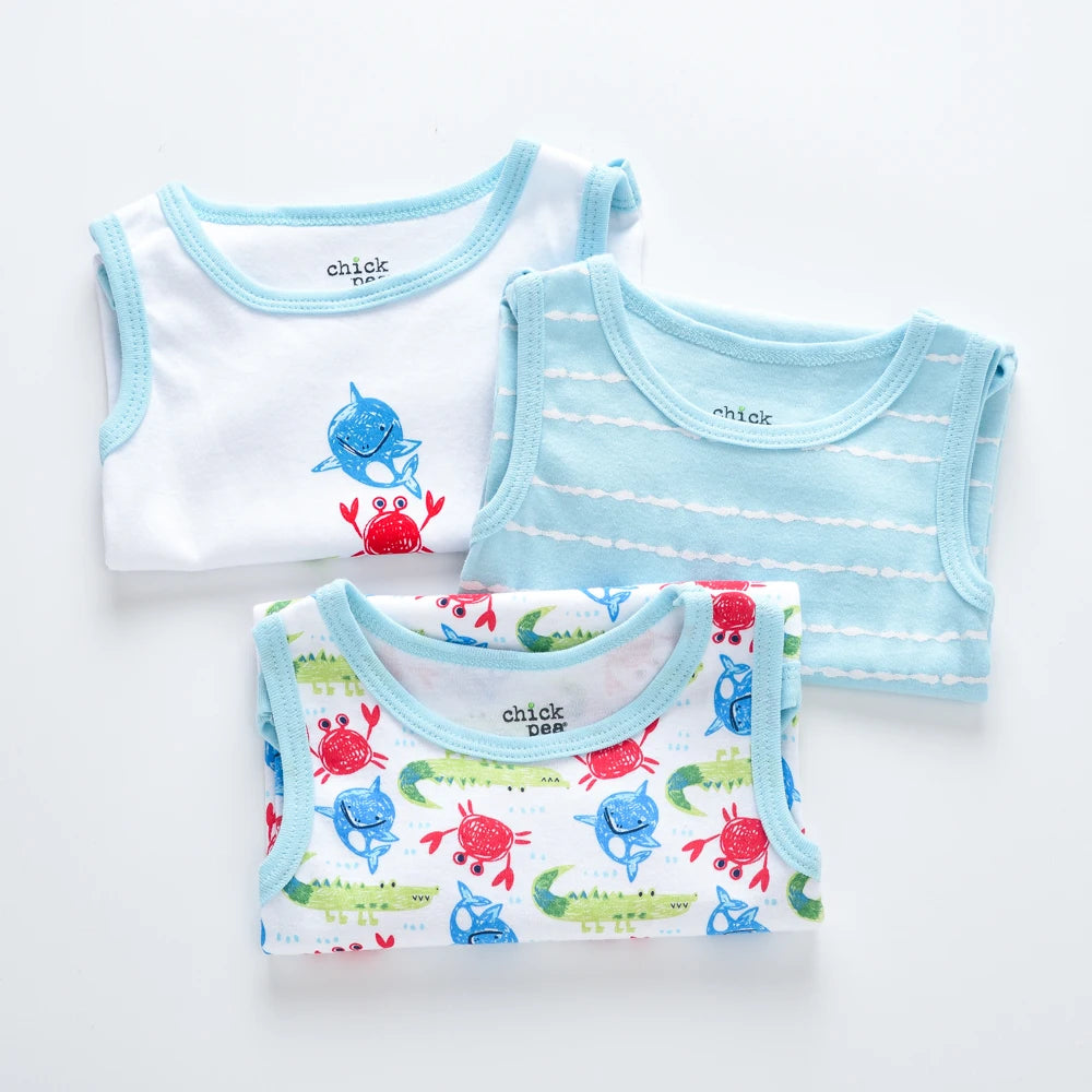 Trois débardeurs pour enfants pliés sont exposés. La chemise en haut à gauche est blanche avec une bordure bleu clair et présente des créatures marines rouges et bleues. La chemise en haut à droite a des rayures bleu clair et blanches. Le bas de chemise est blanc avec des motifs d'alligator vert et bleu et de crabe rouge, en coton doux et respirant. Cette adorable collection est le Lot de 3 Bodies bébé de BABY PREMA.