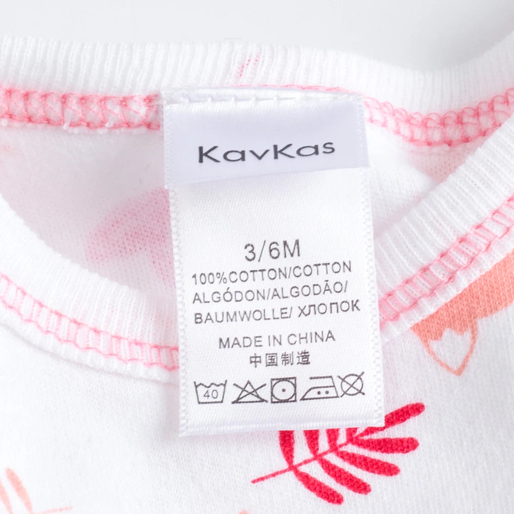 Une étiquette pour vêtements pour bébé portant le nom de marque « BABY-PREMA », indiquant la taille 3/6M, une matière 100 % coton doux, fabriquée en Chine, et des symboles d'instructions d'entretien. Le tissu présente un imprimé rose et orange. Ce Lot de 7 Bodies Bébé Imprimés Unis sont à la fois stylés et pratiques.