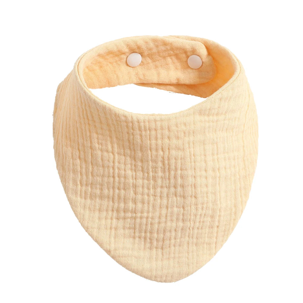 Un bavoir bandana beige pour bébé avec boutons-pression réglables, isolé sur fond blanc. Cet accessoire indispensable pour bébé offre à la fois style et fonctionnalité.
Bavoir 100% Coton pour Bébés en Blanc de BABY PREMA offre douceur et praticité au quotidien.