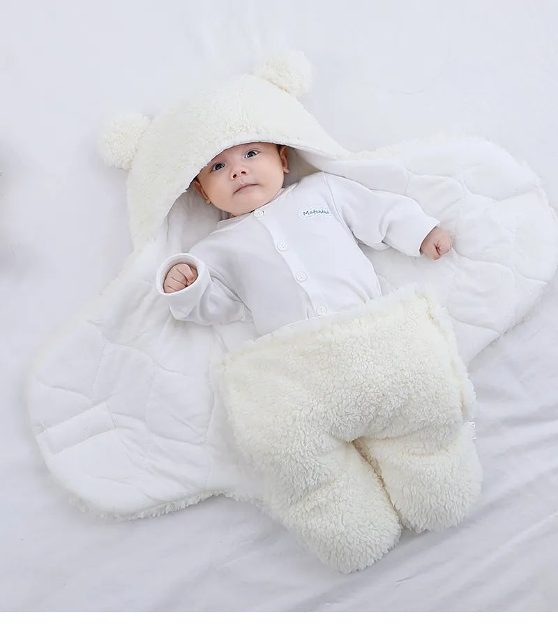 Un bébé douillet emmitouflé dans une combinaison moelleuse en forme d'ours blanc, la Couverture Doux Bébé 0-9 mois de BABY-PREMA, complétée par un joli sweat à capuche surmonté d'oreilles d'ours, posé sur un fond blanc et doux.