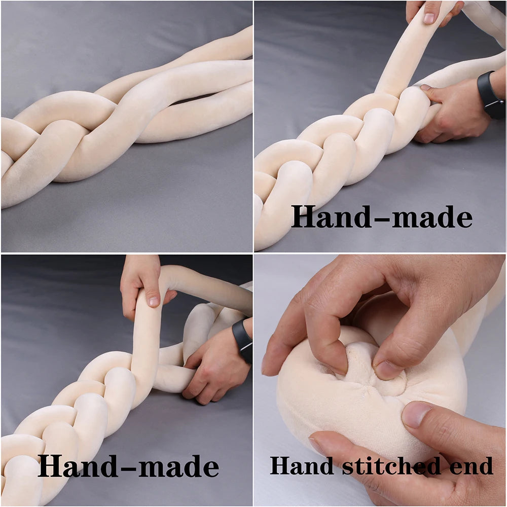 Un collage de quatre images montrant le processus de fabrication d'un coussin tressé. Les images comprennent des gros plans de mains tressant un tissu beige doux étiqueté « Fait à la main » et cousant l'extrémité de la tresse étiquetée « Extrémité cousue à la main ». Ce Tour de lit Bébé Tressé Noué de BABY PREMA utilise du tissu doux et respirant pour la sécurité de votre bébé.