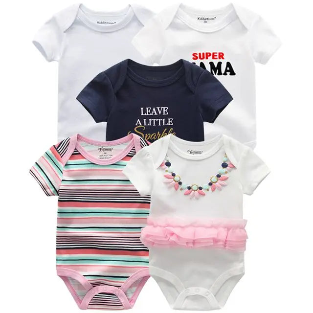 Cinq grenouillères pour bébé sont présentées : deux blanches, une bleu marine avec texte, une rayée de rayures roses, turquoise, blanches et noires, et une blanche avec un collier et un tutu en tulle rose. Le Pack de 5 Bodies Bébé Coton Doux de BABY PREMA se décline en tailles de 0 à 24 mois.