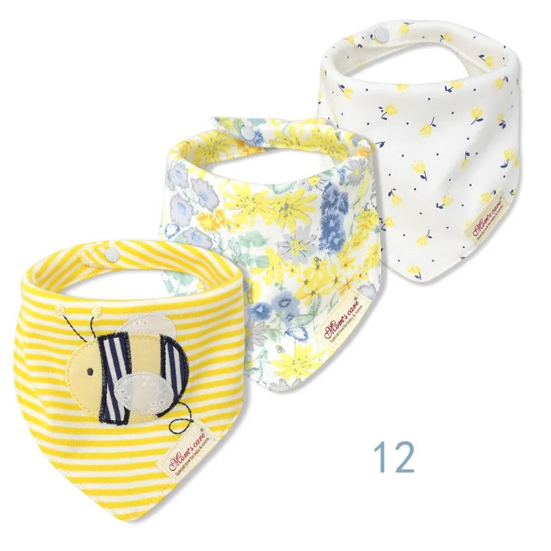 Un coffret de trois "Lot de 3 pièces Bavoirs Bébé" pour bébé. L’un est jaune avec des rayures blanches et une applique d’abeille, un autre présente un motif floral jaune et bleu et le troisième est blanc avec un petit imprimé jaune et bleu. Fabriqué à partir de coton de haute qualité, l'étiquette indique « BABY-PREMA ». Le numéro « 12 » est en bas.