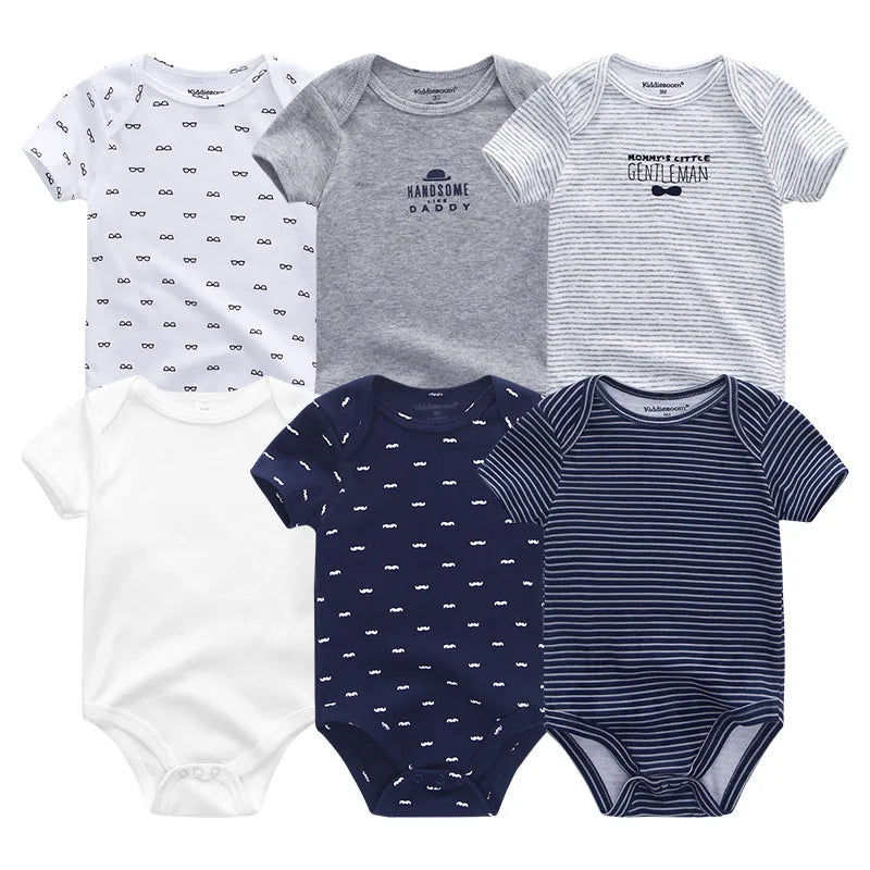 Une collection de six combinaisons à manches courtes pour bébé dans différents motifs et couleurs, dont le blanc, le gris et le bleu marine, avec des textes et des motifs tels que des rayures, des voitures, des lunettes et des slogans. Chaque Lot Body Bébé 6 Pièces en Coton de BABY PREMA présente un col rond confortable garantissant que votre tout-petit reste au chaud toute la journée.