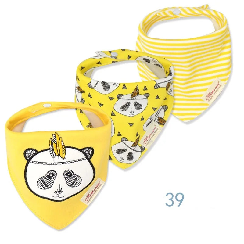 Trois bavoirs bandana jaunes pour bébé sont présentés. Le premier a un visage de panda avec une plume sur la tête, le second a plusieurs visages de panda avec des plumes sur un motif triangulaire jaune et le troisième a des rayures jaunes et blanches. Fabriqués à partir de coton de haute qualité, ces Lot de 3 pièces Bavoirs Bébé de BABY-PREMA affichent le chiffre « 39 » en dessous.