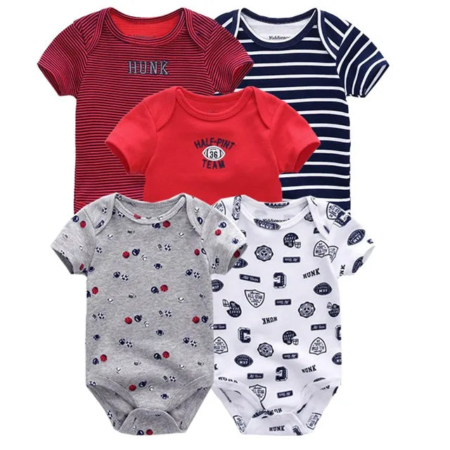 Cinq combinaisons plusieurs couleurs pour bébé sont disposées en quinconce. Chaque combinaison, confectionnée en coton doux, présente des manches courtes et un col rond.