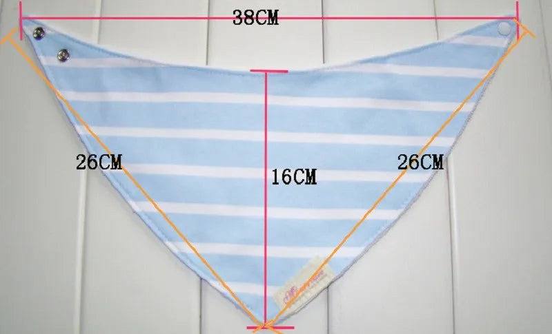 Un tissu triangulaire rayé bleu et blanc Lot de 3 pièces Bavoirs Bébé dont les dimensions sont indiquées : 38 cm en haut, 16 cm de haut en bas au centre et 26 cm de chaque côté. Confectionné en coton de haute qualité, il comporte deux boutons pression en métal sur le coin gauche pour la fermeture. Le nom de la marque est BABY-PREMA.