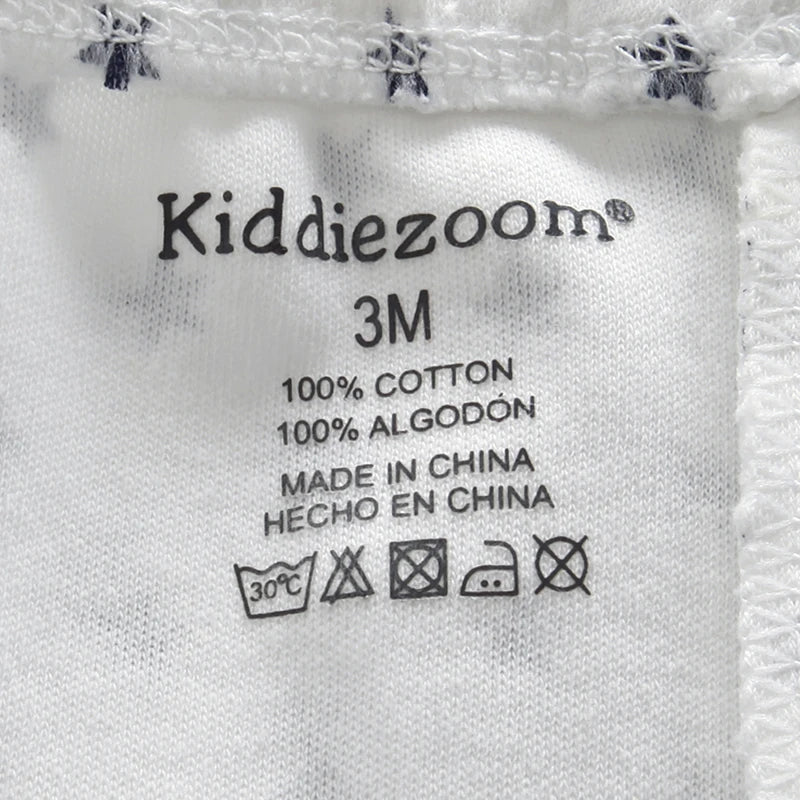 Gros plan d'une étiquette en tissu blanc affichant la marque « BABY PREMA », taille « 3M », 100 % coton. Idéal pour le Pack Pantalons & Bodies Bébé, il comprend des instructions d'entretien et indique que le produit est fabriqué en Chine.