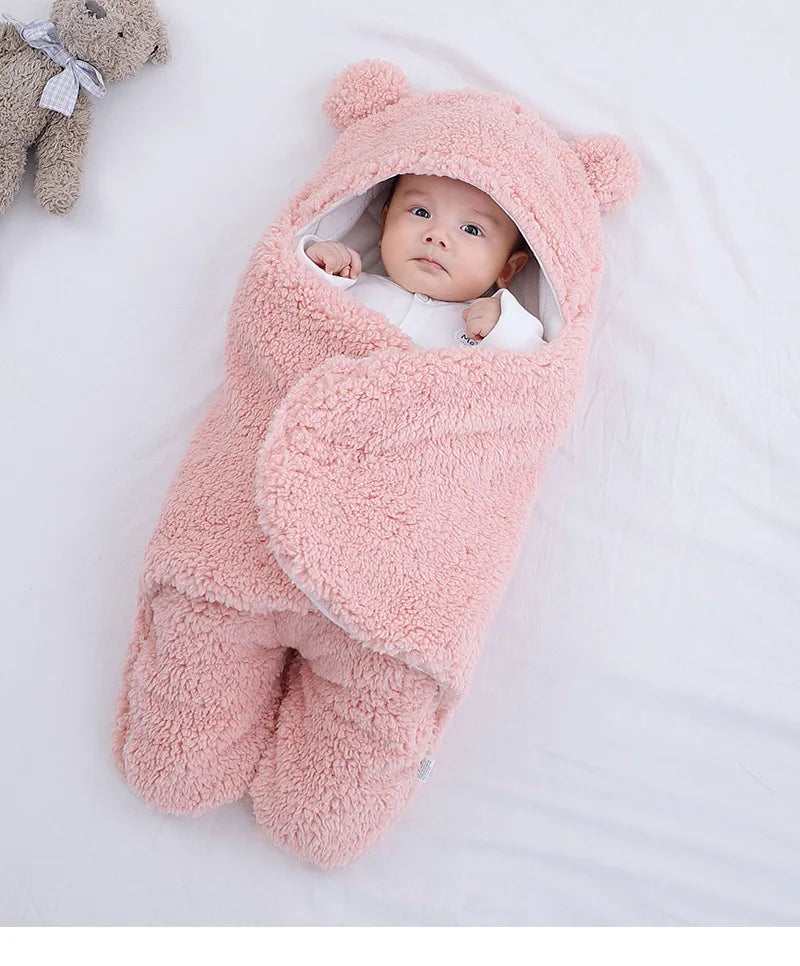Douillet et mignon : un adorable bébé qui sort de l'intérieur d'une couverture douce rose sur le thème de l'ours. Doux Bébé 0-9 mois | Protège en Toutes Saisons de BABY-PREMA parmi les accessoires bébé indispensables.