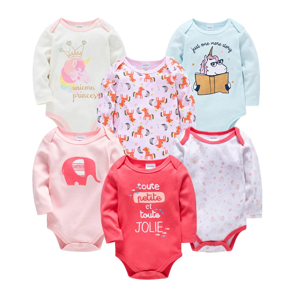 Cinq assortiments BABY-PREMA Lot de 3 et 6 Pièces de Bodies Bébé avec de jolis motifs et phrases d'animaux, dont un dodo, présentés dans un arrangement à plat.