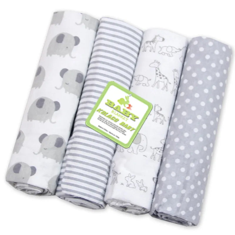 Un lot de cinq couvertures d'emmaillotage enroulées Lot de 4 Langes Bébé aux motifs variés dont des éléphants, des rayures, des girafes et des pois dans une palette de couleurs monochromes, parfaites pour enfant dodo de BABY PREMA.