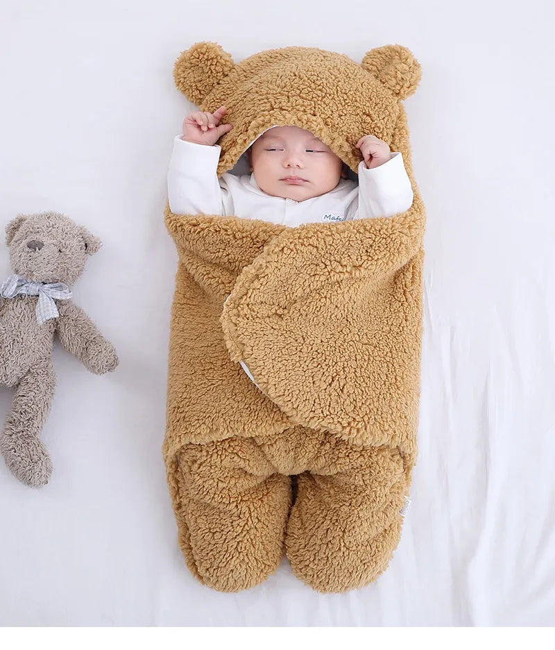 Une sieste paisible pour bébé dans une grenouillère douillette ours aux côtés d'un ours en peluche, entouré de la Couverture Doux Bébé 0-9 mois de BABY-PREMA.