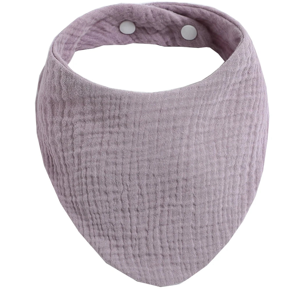 Bavoir doux style bandana violet pour bébé avec boutons pression réglables, idéal pour l'hygiène de bébé.
Produit : Bavoir 100% Coton pour Bébés | Douceur et praticité au quotidien
Marque : BABY PREMA