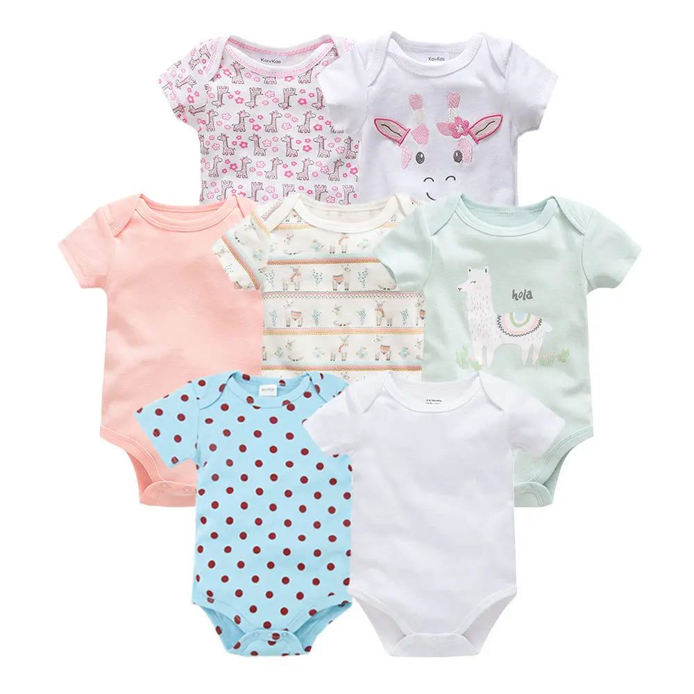 Sept combinaisons assorties pour bébé en coton doux, présentant diverses couleurs et motifs, notamment des pois, des imprimés d'animaux et des couleurs unies, le tout soigneusement disposé en deux rangées avec des boutons pression pratiques. Nom du produit : Lot de 7 Bodies Bébé Imprimés Unis Nom de marque : BABY-PREMA