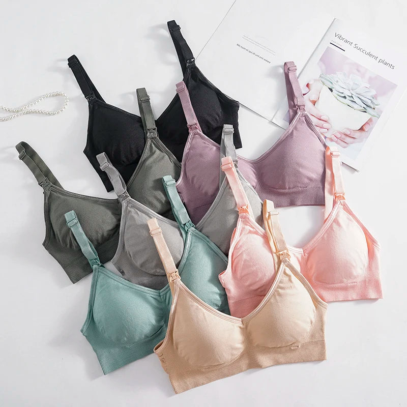 Une collection de BABY PREMA Soutien Allaitement & Maternité | Des soutiens-gorge Push Up Tendance soigneusement disposés dans une composition à plat, mettant en valeur une gamme de nuances pastel pour mon bébé.