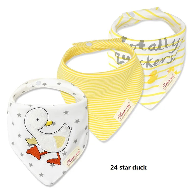 Trois bavoirs bébé sont présentés. De gauche à droite : un bavoir blanc avec un canard et des étoiles grises, un bavoir rayé jaune et blanc, et un bavoir jaune et blanc avec un imprimé "totalement quackers" et petit canard. Fabriqués en coton de haute qualité, ces Lot de 3 pièces Bavoirs Bébé sont étiquetés « Canard 24 étoiles » sous les bavoirs. Marque : BABY-PREMA.