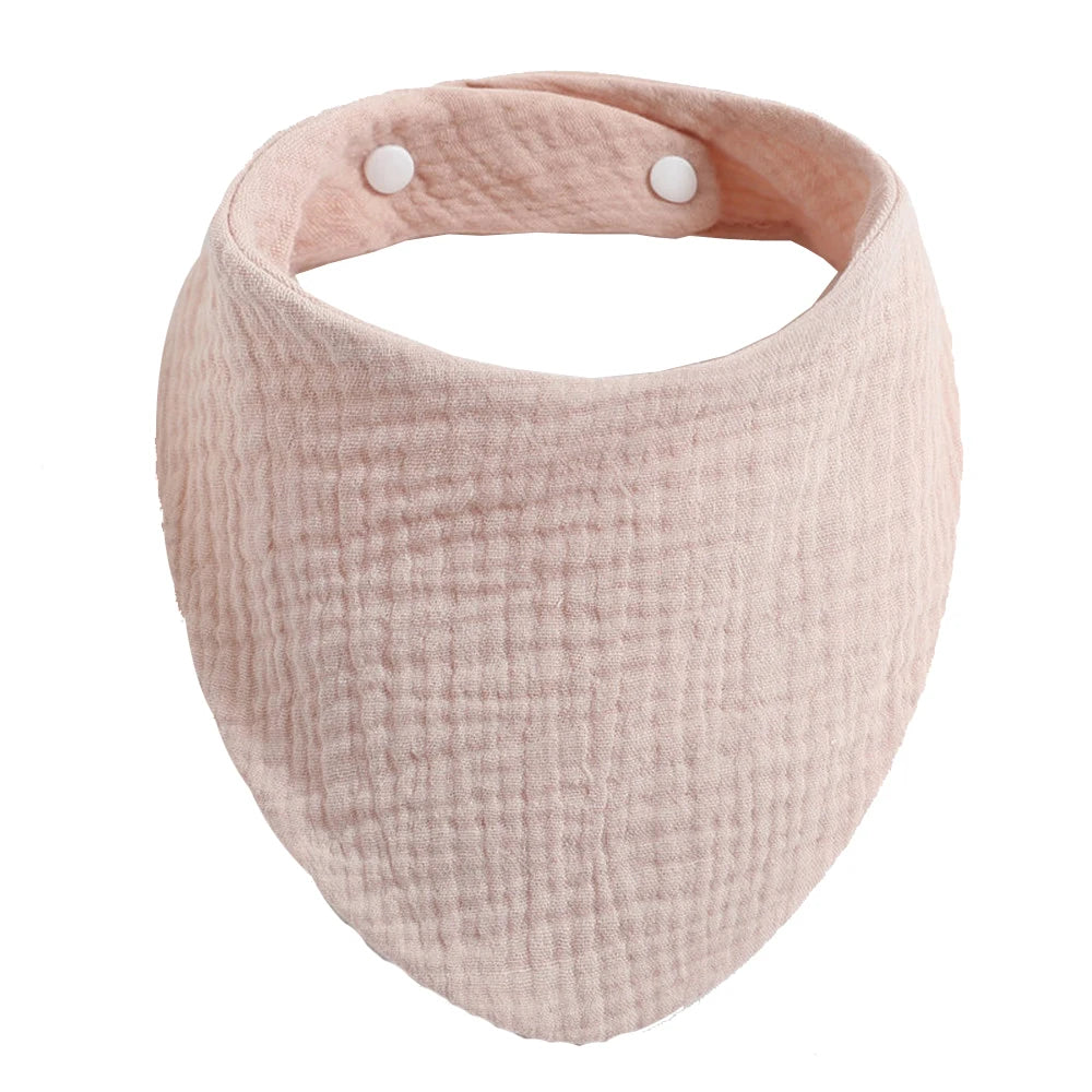 Un bavoir style bandana Bavoir 100% Coton pour Bébés texturé rose poudré avec boutons pression réglables, parfait pour l'hygiène de bébé par BABY PREMA.