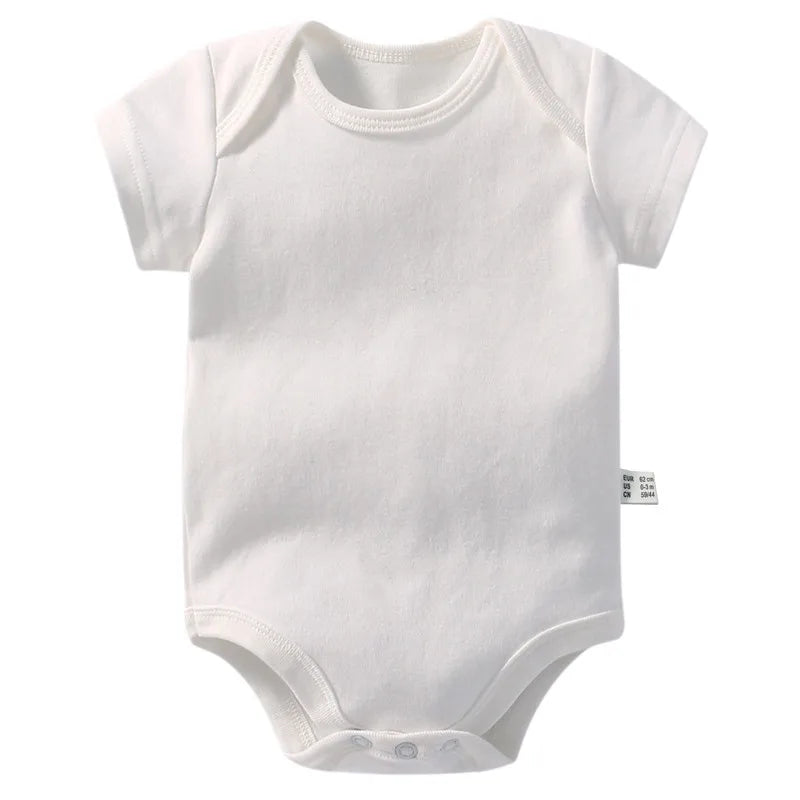 Combinaison bébé blanche à manches courtes et encolure ronde, parfaite pour les journées chaudes. Le Body Coton Imprimé de BABY-PREMA comporte des fermetures à pression en bas et une étiquette sur le côté. Il est affiché sur un fond blanc.