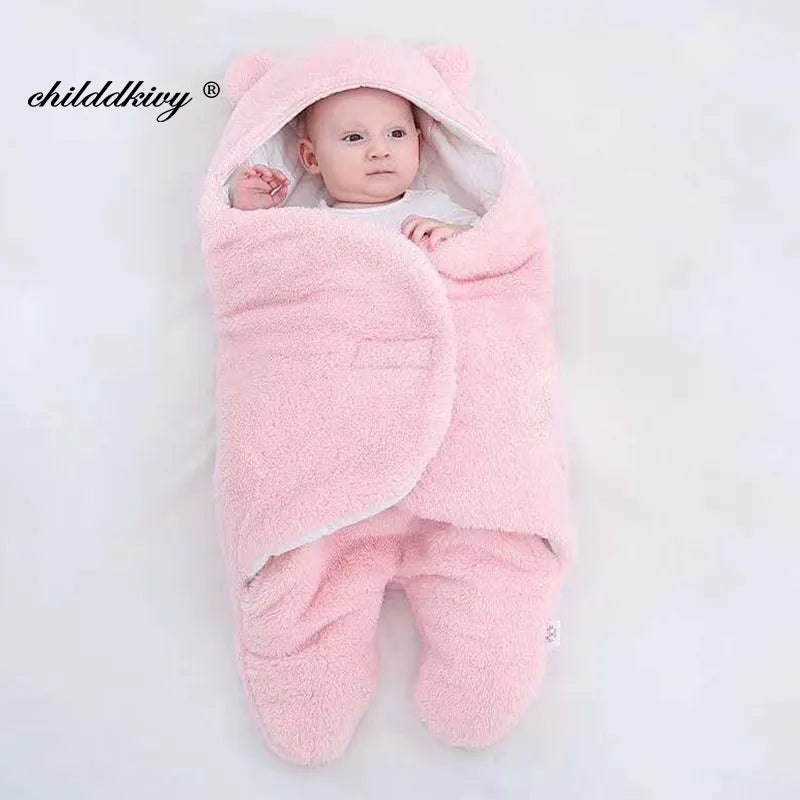 Un bain bébé, enveloppé dans une Couverture Doux Bébé 0-9 mois de la marque BABY-PREMA à thème d'ours rose, jetant un regard curieux.