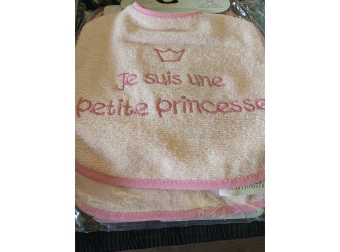 Get trendy with Bavoir en coton brodé - King Bear - Bavoirs available at BABY PREMA. Grab yours for €2.95 today!