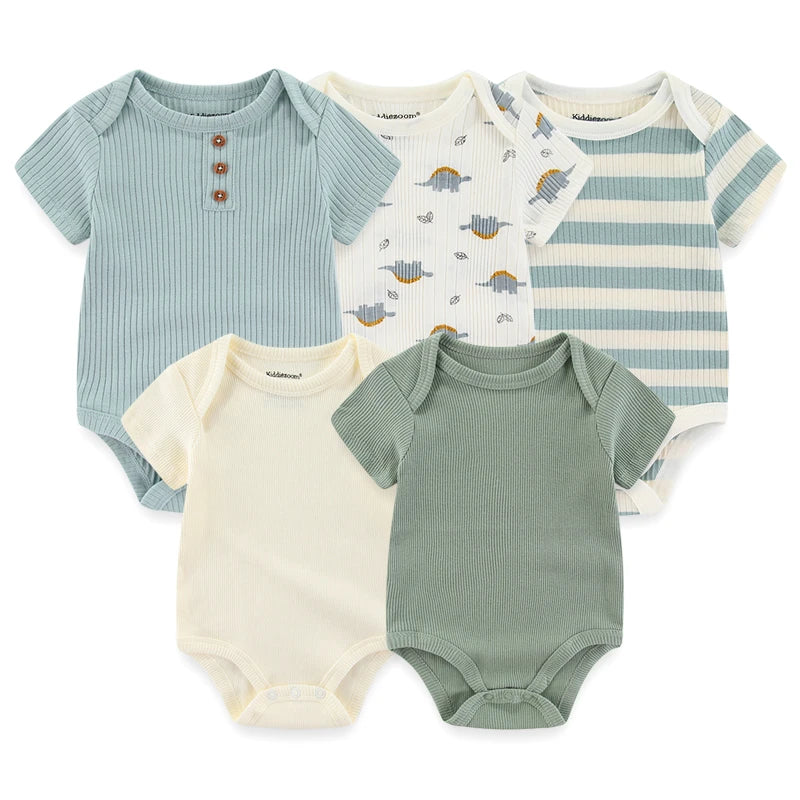 Five Lot de 5 Bodys Coton | Agréables & Conforts de BABY PREMA sont présentés en enfilade. Ils présentent divers motifs, notamment des couleurs unies, des rayures, des boutons-pression et un imprimé avec des oiseaux. Les couleurs sont dans des tons de vert, bleu et crème pour un confort optimal.