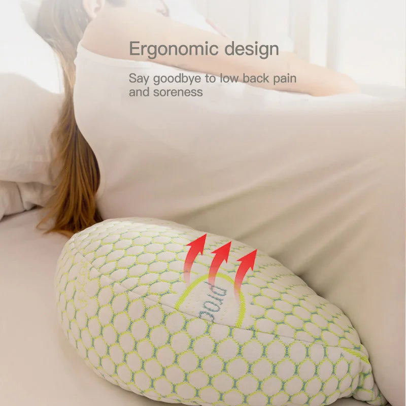 Une personne s'allonge sur le côté à l'aide d'un oreiller ergonomique à motif hexagonal pour le soutien lombaire. Le texte sur l'image indique « Design ergonomique » et « Dites adieu aux douleurs et douleurs lombaires », soulignant les avantages de l'oreiller pour soulager l'inconfort du dos et offrir confort et soutien. L'oreiller s'appelle Coussins Oreillers de Grossesse de BABY PREMA.