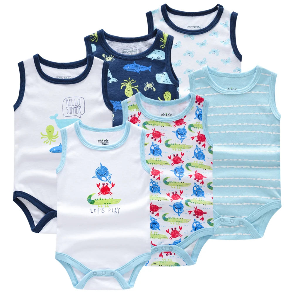 Une collection de sept grenouillères pour bébé disposées sur deux rangées. Les combinaisons présentent divers motifs et couleurs ludiques, notamment des créatures marines, des palmiers, des imprimés de crabe et des rayures. Fabriqué en coton doux et respirant, l'ensemble comprend d'adorables barboteuses sans manches. Parfait comme cadeau de baby shower ! Présentation du Lot de 3 Bodies bébé de BABY PREMA !
