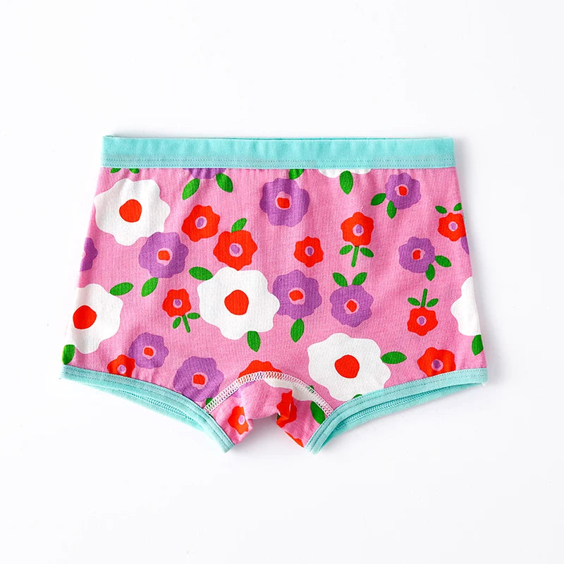 Lot de 3 culottes pour enfants de BABY PREMA avec une ceinture et des ouvertures de jambe turquoise, présentant un motif floral de fleurs blanches, rouges et violettes avec des feuilles vertes. Fabriqués en coton doux pour un confort maximal, ces charmants sous-vêtements pour enfants sont parfaits à porter au quotidien.