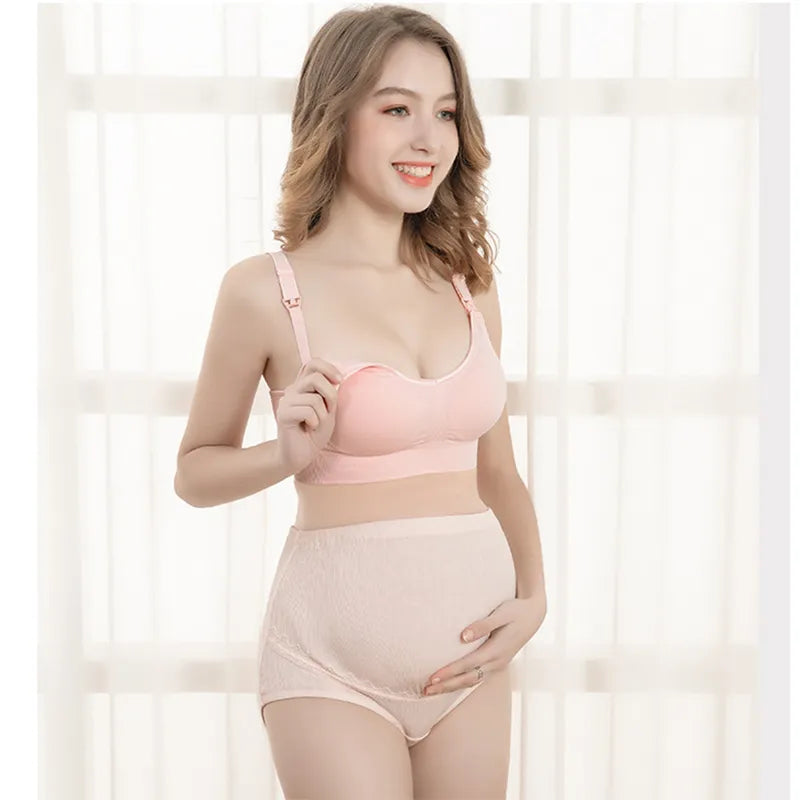 Une femme dans un ensemble Baby Prema soutien allaitement & maternité assorti souriant avec confiance.